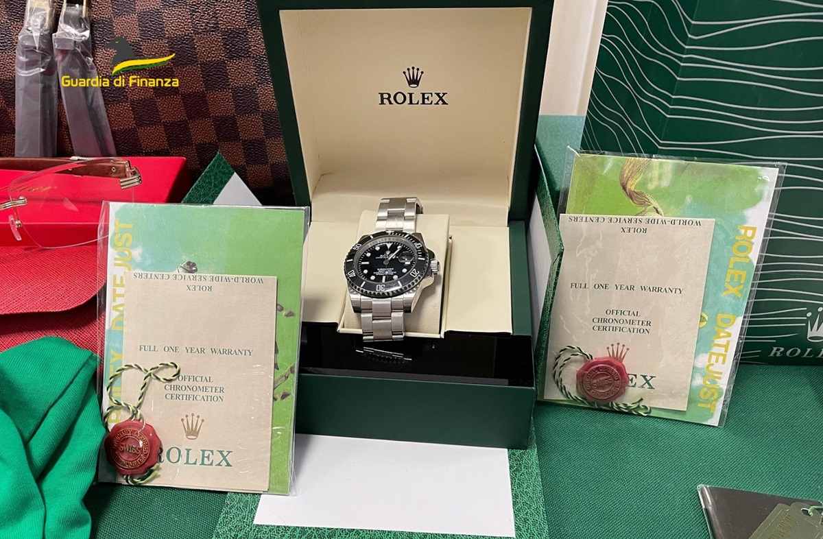 Galleria foto 'FOTO | Catania, sequestrati 178 articoli contraffatti: venivano venduti su TikTok e altri social' - foto 1