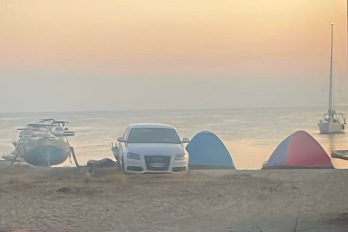 Oliveri, auto in spiaggia per ammirare le stelle la notte di San Lorenzo: il post ironico del Comune