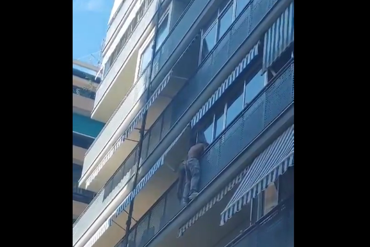 VIDEO | Tragedia sfiorata, bimbo penzola dal balcone: salvato da un uomo