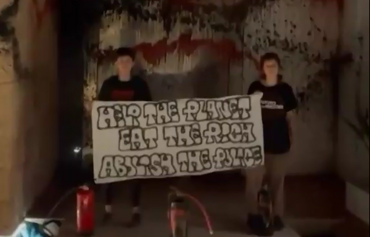 VIDEO | Ibiza, attivisti imbrattano la villa di Lionel Messi con pittura rossa e nera