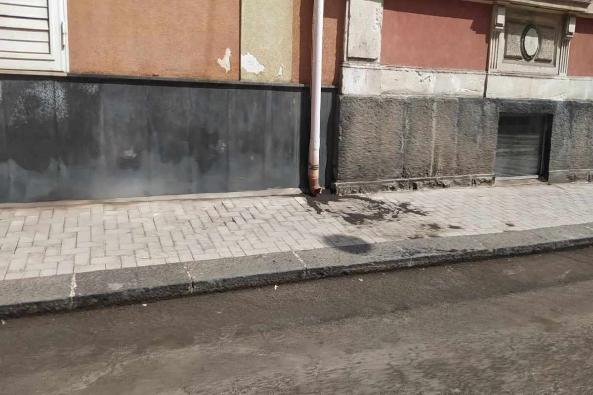 Galleria foto 'FOTO | Catania, raccolta della cenere dell’Etna. Pesce: “Si procederà ancora per giorni”' - foto 7