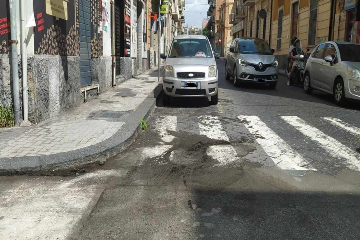 FOTO | Catania, raccolta della cenere dell’Etna. Pesce: “Si procederà ancora per giorni” FOTO | Catania, raccolta della cenere dell’Etna. Pesce: “Si procederà ancora per giorni”