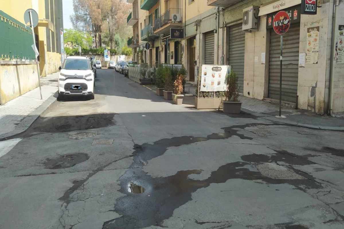 FOTO | Catania, raccolta della cenere dell’Etna. Pesce: “Si procederà ancora per giorni” FOTO | Catania, raccolta della cenere dell’Etna. Pesce: “Si procederà ancora per giorni”