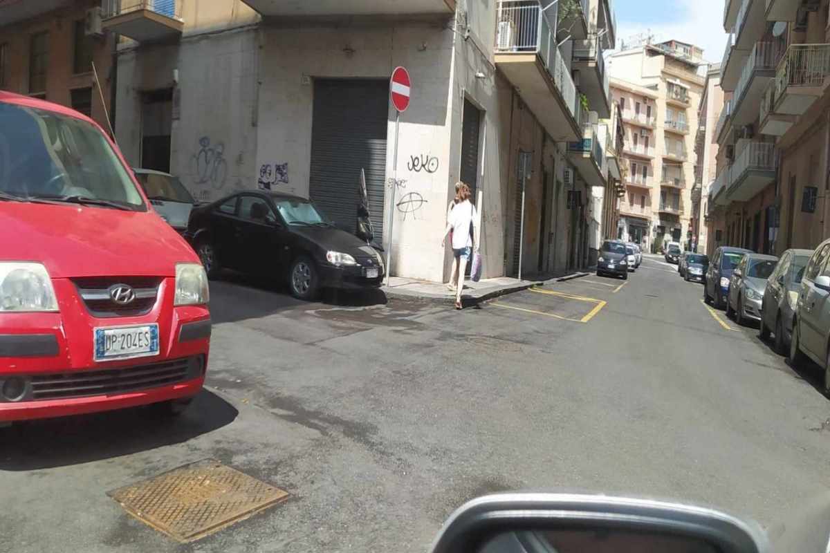 FOTO | Catania, raccolta della cenere dell’Etna. Pesce: “Si procederà ancora per giorni” FOTO | Catania, raccolta della cenere dell’Etna. Pesce: “Si procederà ancora per giorni”