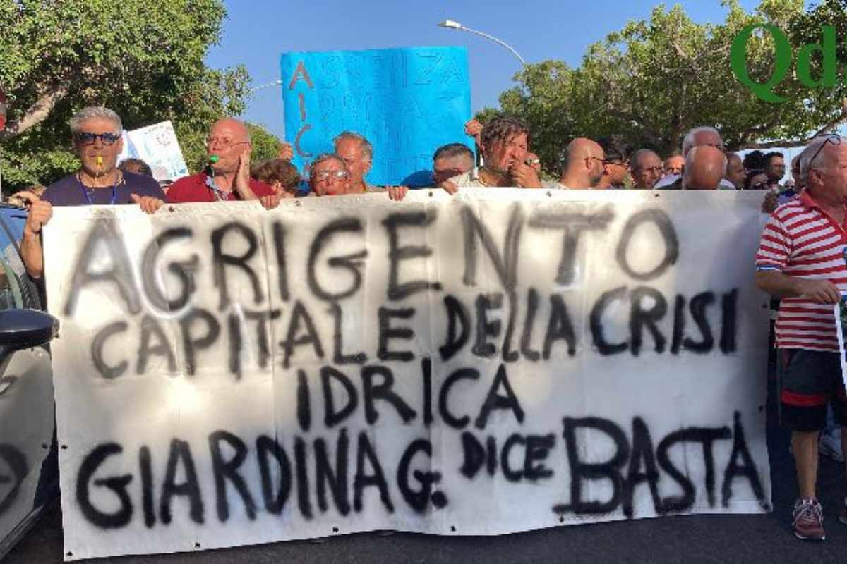 Galleria foto 'Agrigento, crisi idrica senza precedenti. I cittadini scendono in piazza: “Vogliamo l’acqua”' - foto 5