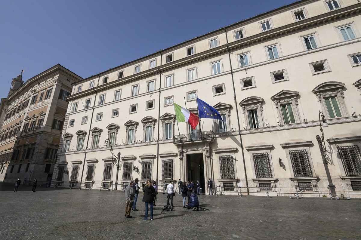 Manovra, scontro in maggioranza. Forza Italia: “Non voteremo alcuna tassa su extraprofitti alle banche”