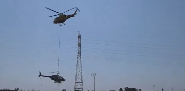 VIDEO | Elicottero soccorre elicottero: le curiose immagini fanno il giro del web