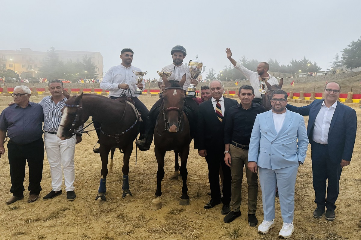 Giostra dei Ventimiglia di Geraci Siculo, il cavaliere Vincenzo Antista porta a Castelbuono il trofeo