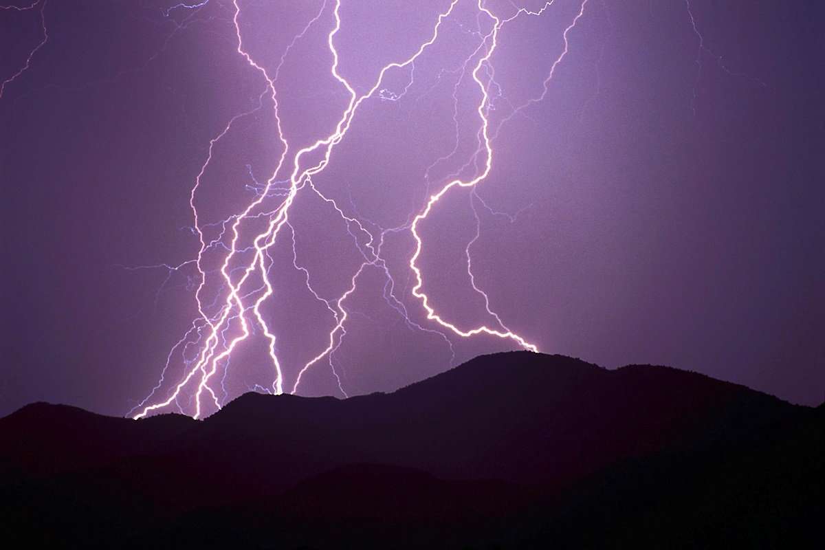 Fulmine fatale durante la vacanza in moto: 42enne perde la vita