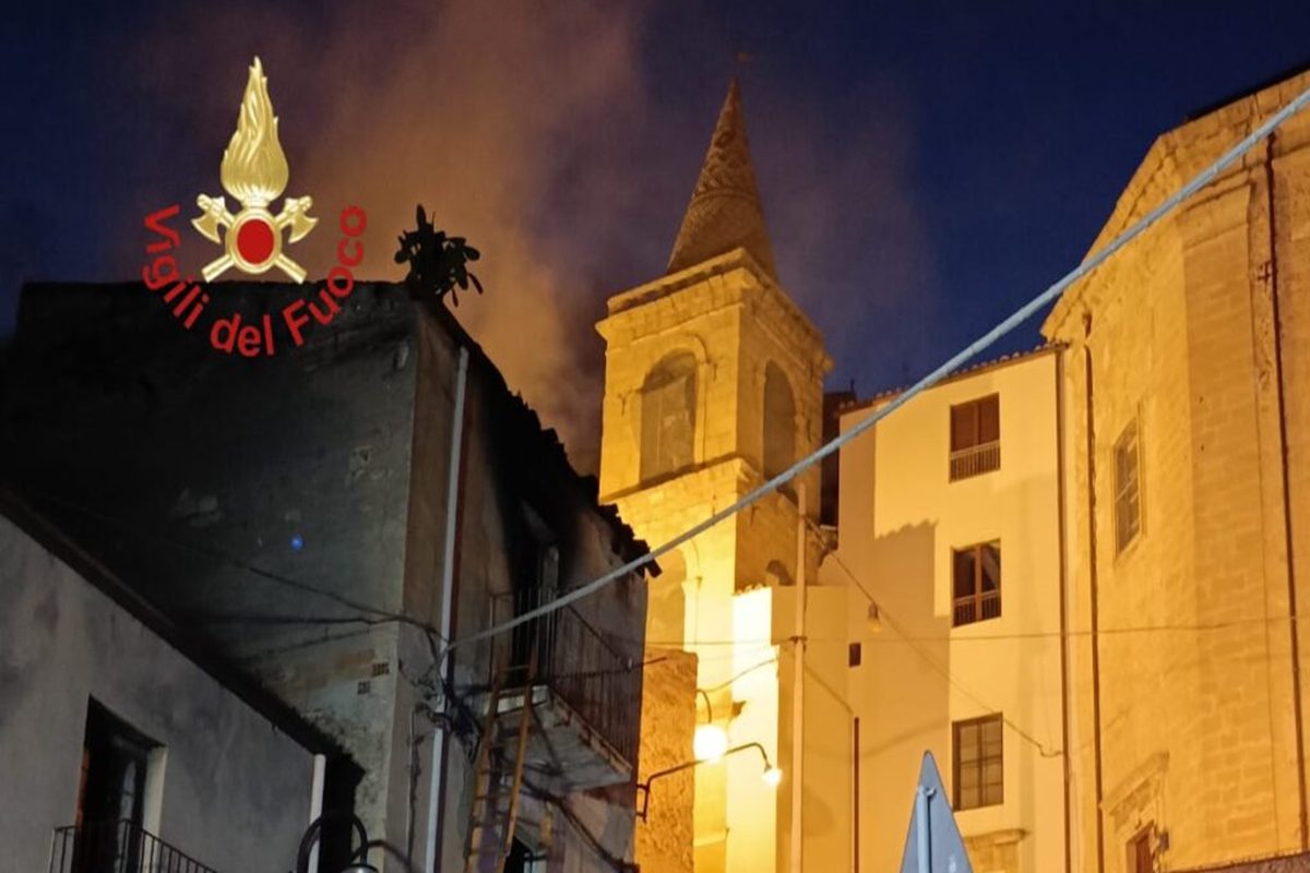 Paura a Leonforte, palazzina in fiamme: proprietario non rintracciato