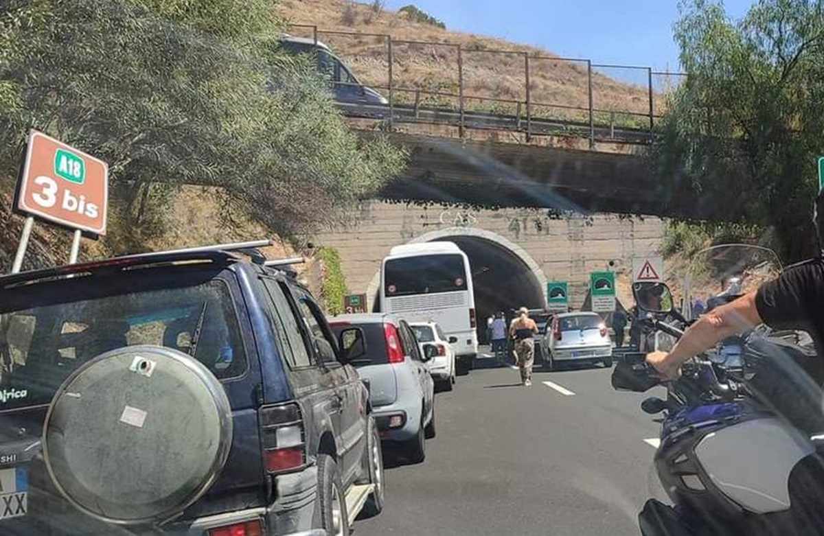 FOTO | Grave incidente sulla A18, traffico in tilt in galleria Sant’Antonio: coinvolte 4 automobili e un autoarticolato
