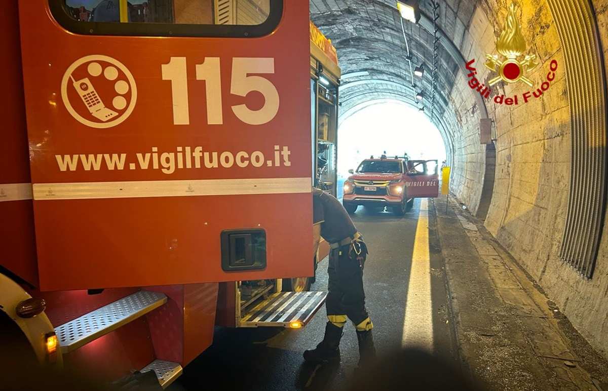 Incendio e caos sull’A19, macchina in fiamme: file, code e disagi, ecco dove