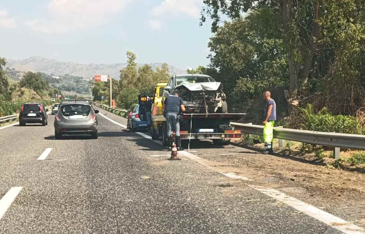 A18, incidente autonomo nei pressi di Fiumefreddo: due feriti