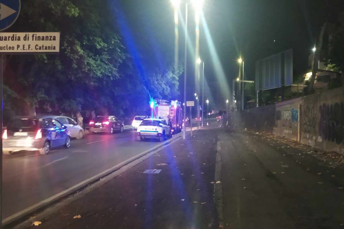 Catania, scontro tra due scooter e la vettura dei Vigili del Fuoco sulla circonvallazione