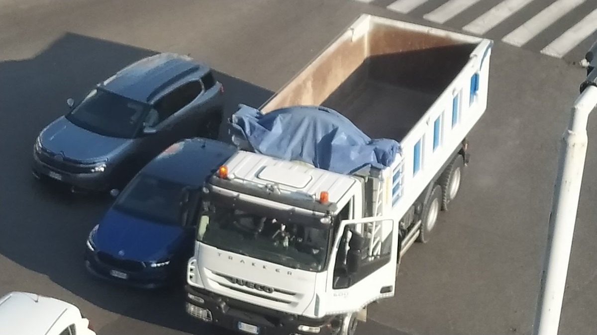 Catania, incidente in via Vincenzo Giuffrida tra auto e camion: traffico rallentato Catania, incidente in via Vincenzo Giuffrida tra auto e camion: traffico rallentato