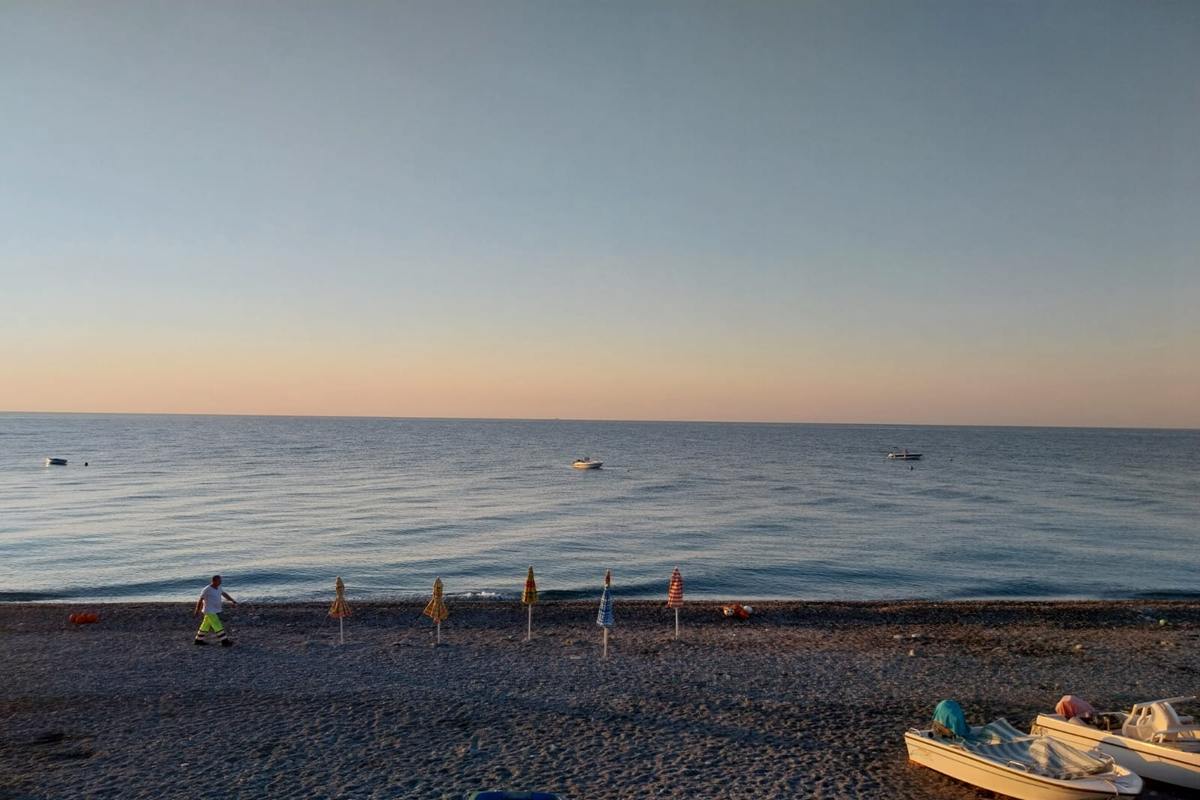 Sicilia, ombrelloni e sdraio “segnaposto” in spiaggia: boom di sequestri