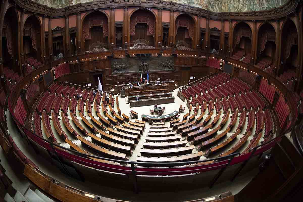 Cittadini senza fiducia e insofferenti ai partiti, Simona Ruffino al QdS: “Segno di una politica diventata esercizio di potere”