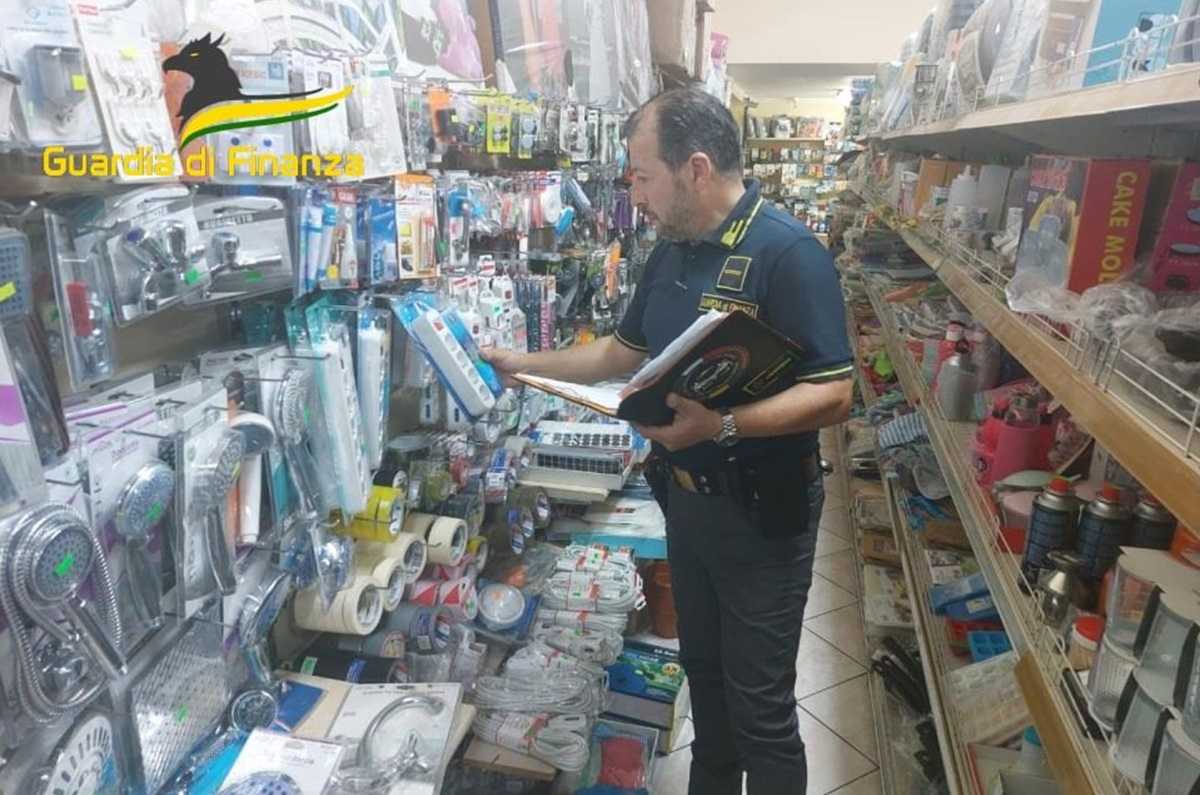 Campofelice di Roccella, oltre 160mila articoli non conformi: il sequestro