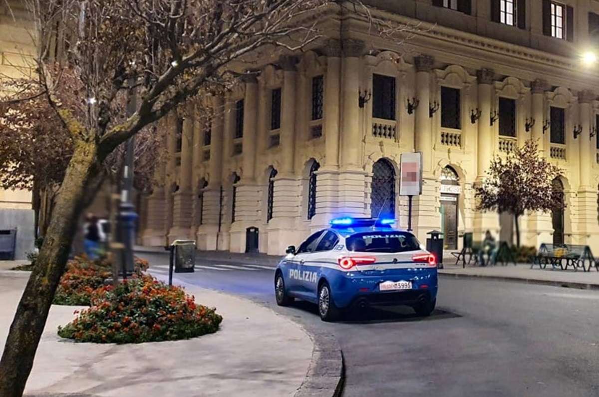 Caltagirone, donna minaccia di gettarsi dalla terrazza del condominio: salvata