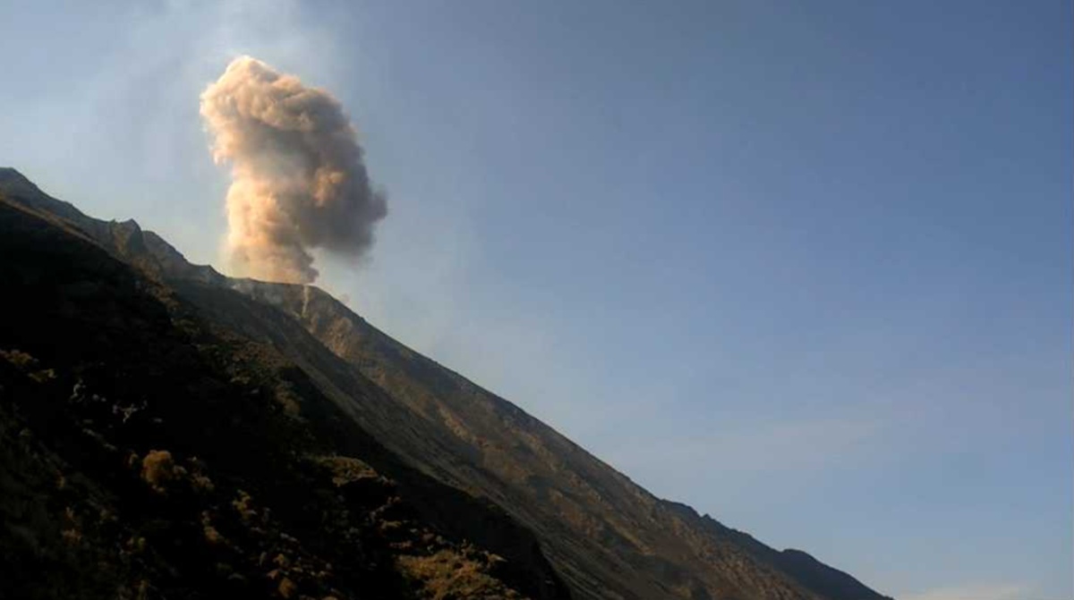 Stromboli, nuova tracimazione lavica nella Sciara del Fuoco: intensa attività di spattering a Nord