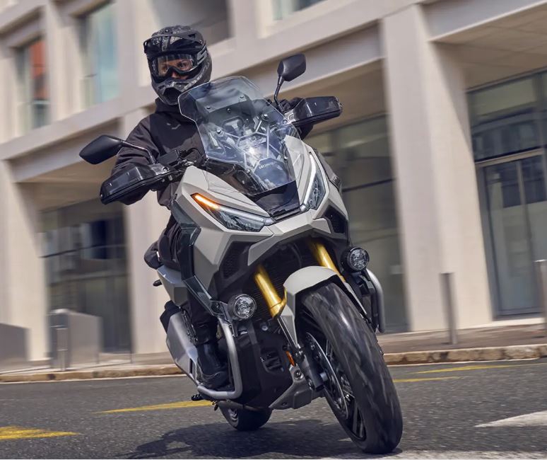 Praticità di uno scooter con lo stile di un Suv. Honda aggiorna per il 2025 l’iconico X-ADV