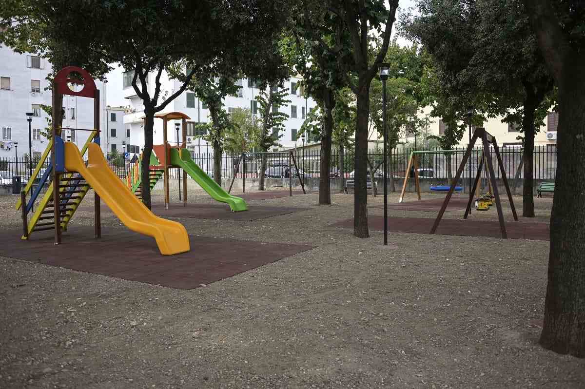 Terribile tragedia al parco giochi, bambina morta dopo essere stata colpita dall’altalena