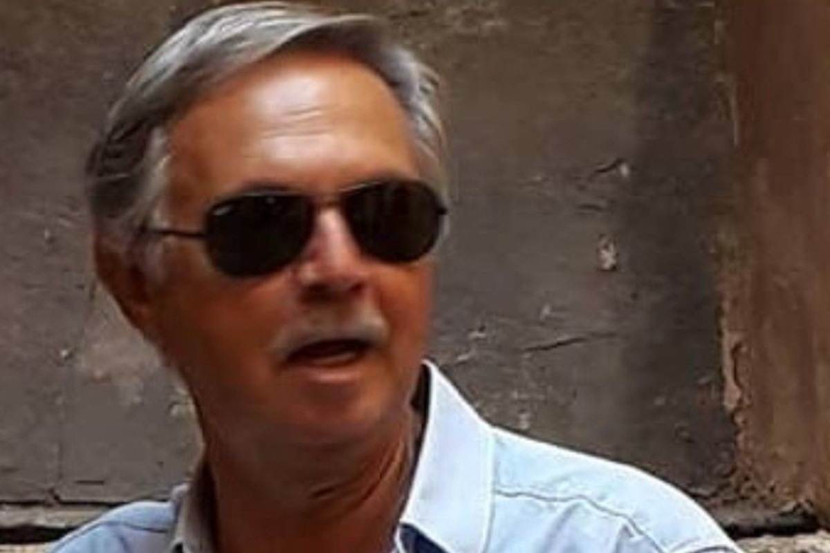 Cade dal balcone mentre taglia le siepi, morto medico in pensione: tragedia in centro ad Agrigento