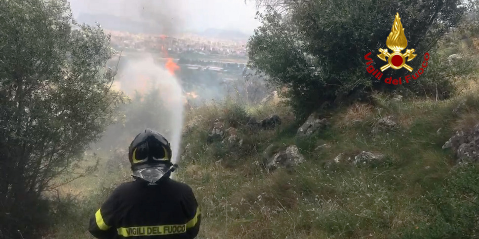 Vasto incendio divampa sulle colline di Cefalù: canadair in azione