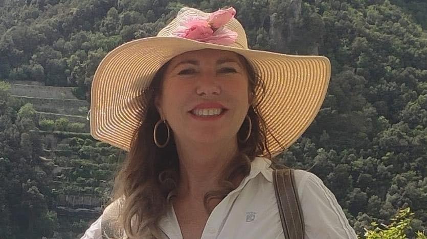 Ladro le ruba la borsa, lei lo insegue e lo uccide con il suv: “Gli è passata sopra tre volte”