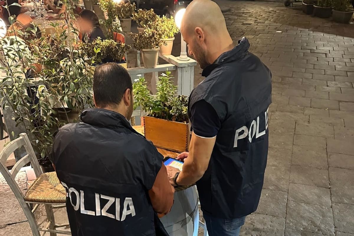 Catania, igiene scarsa e lavoratori “in nero” nascosti in bagno: blitz in ristorante del centro