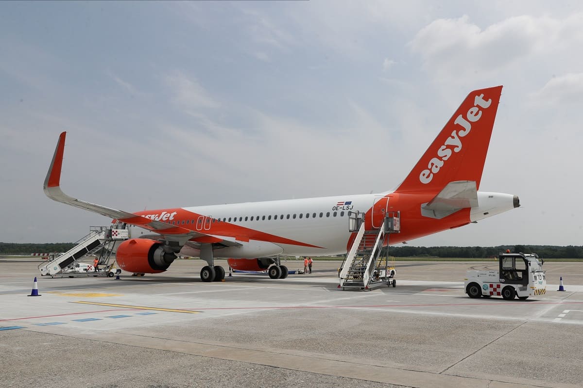 Panico a bordo, scoppia sigaretta elettronica su volo easyJet: evacuato