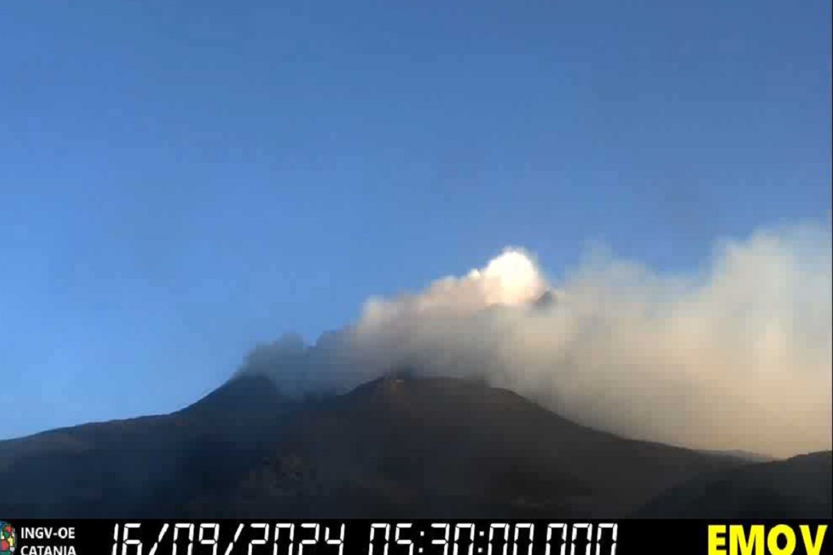 Eruzione dell’Etna, chiusi settori dell’aeroporto di Catania: caos e ritardi di ore, la situazione