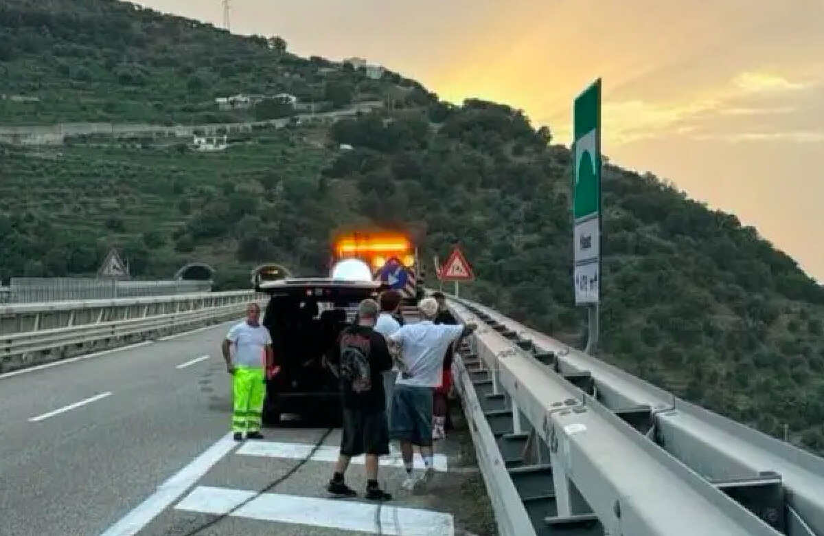 Fedez buca una ruota sulla Messina-Palermo prima del concerto in Sicilia