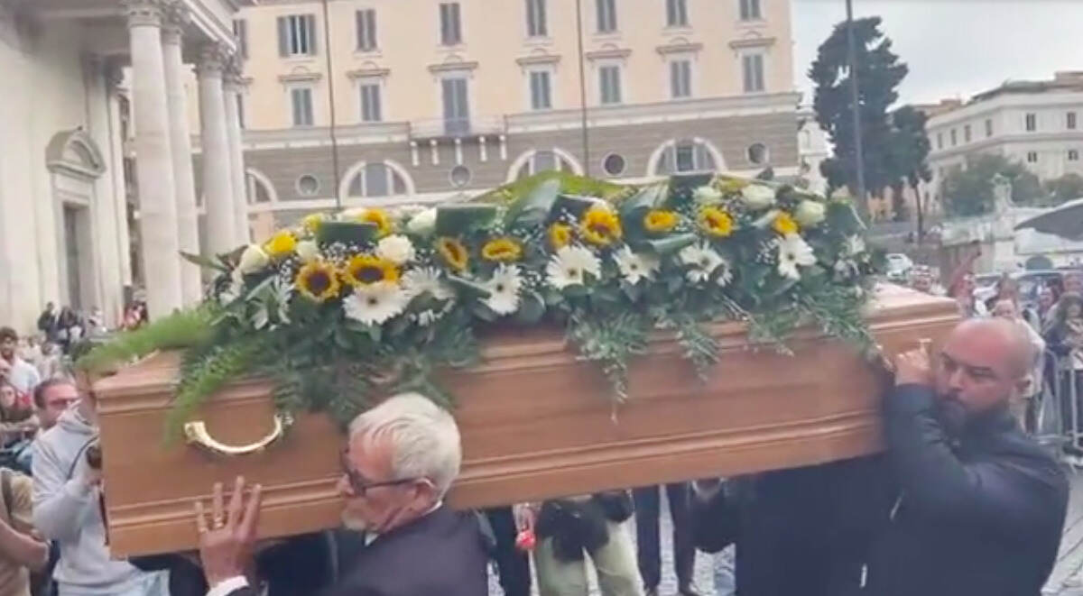 VIDEO | L’applauso all’arrivo del feretro di Luca Giurato alla Chiesa degli artisti