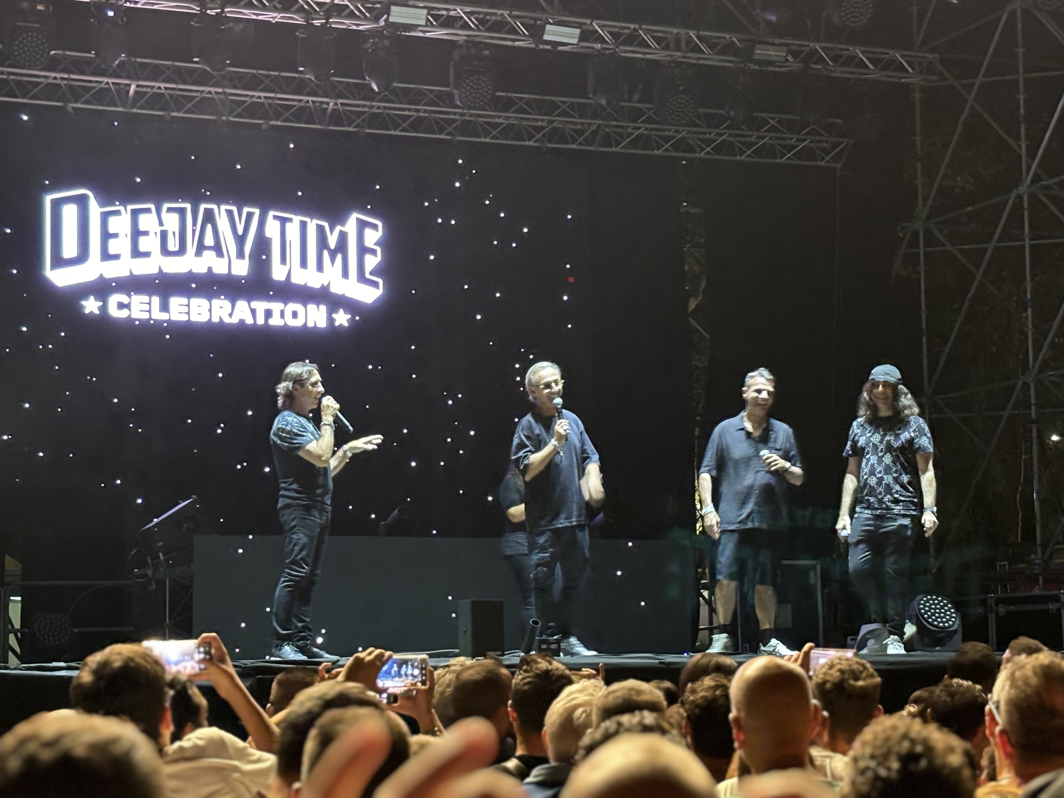 La magia degli anni ‘90 illumina Catania: il Deejay time infiamma Villa Bellini