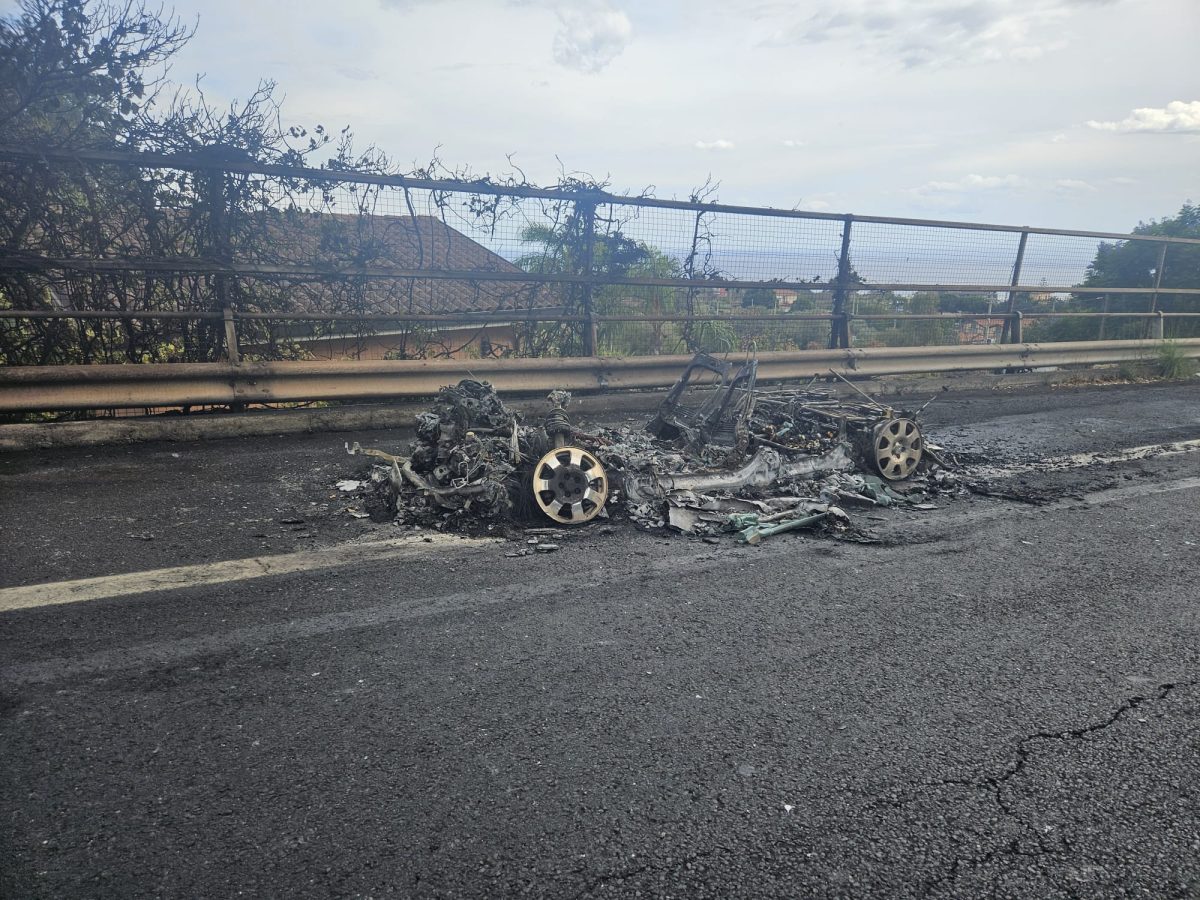 FOTO | Paura su Viale Mediterraneo: auto prende fuoco in tangenziale