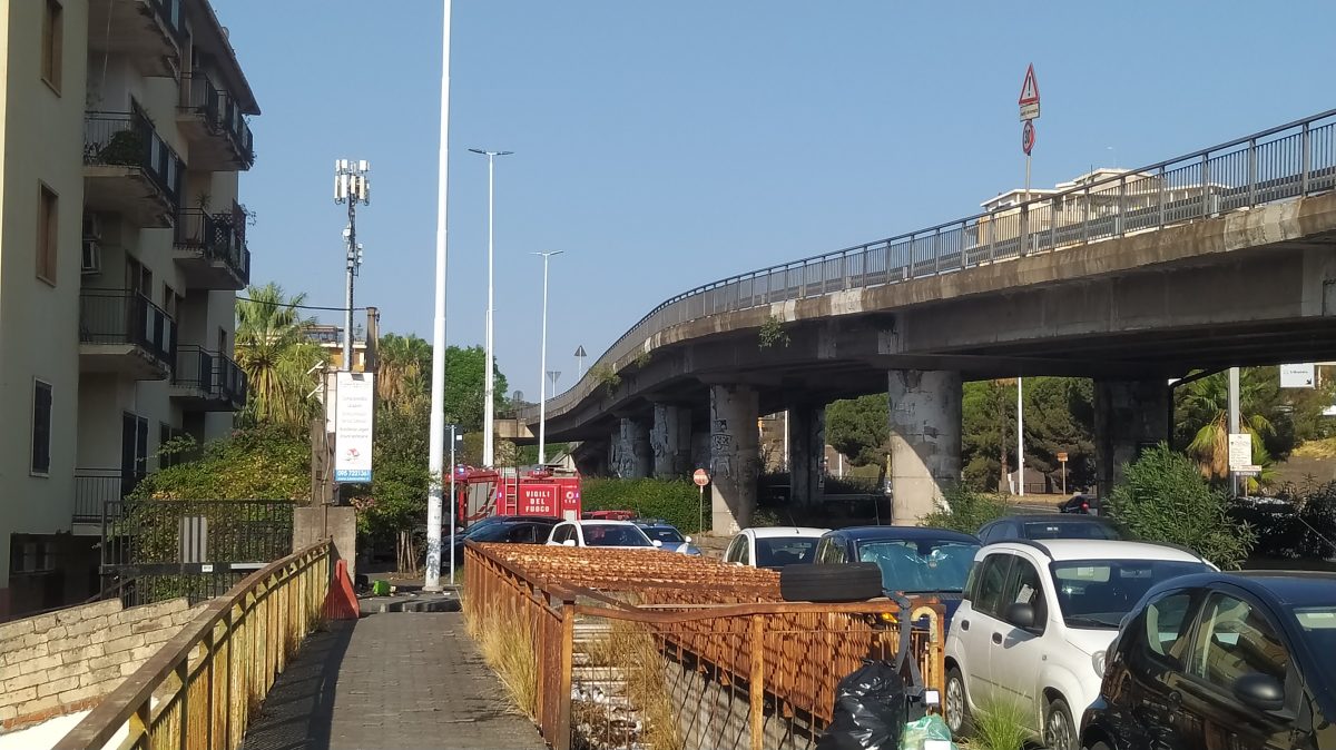 FOTO | Catania, palazzo prende fuoco in zona Circonvallazione: traffico in tilt