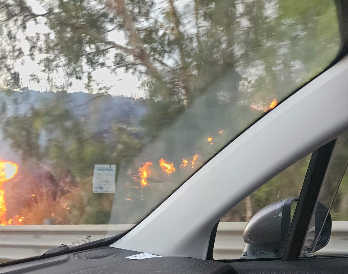 Paura sulla SS 514, incendio a bordo strada in direzione Ragusa