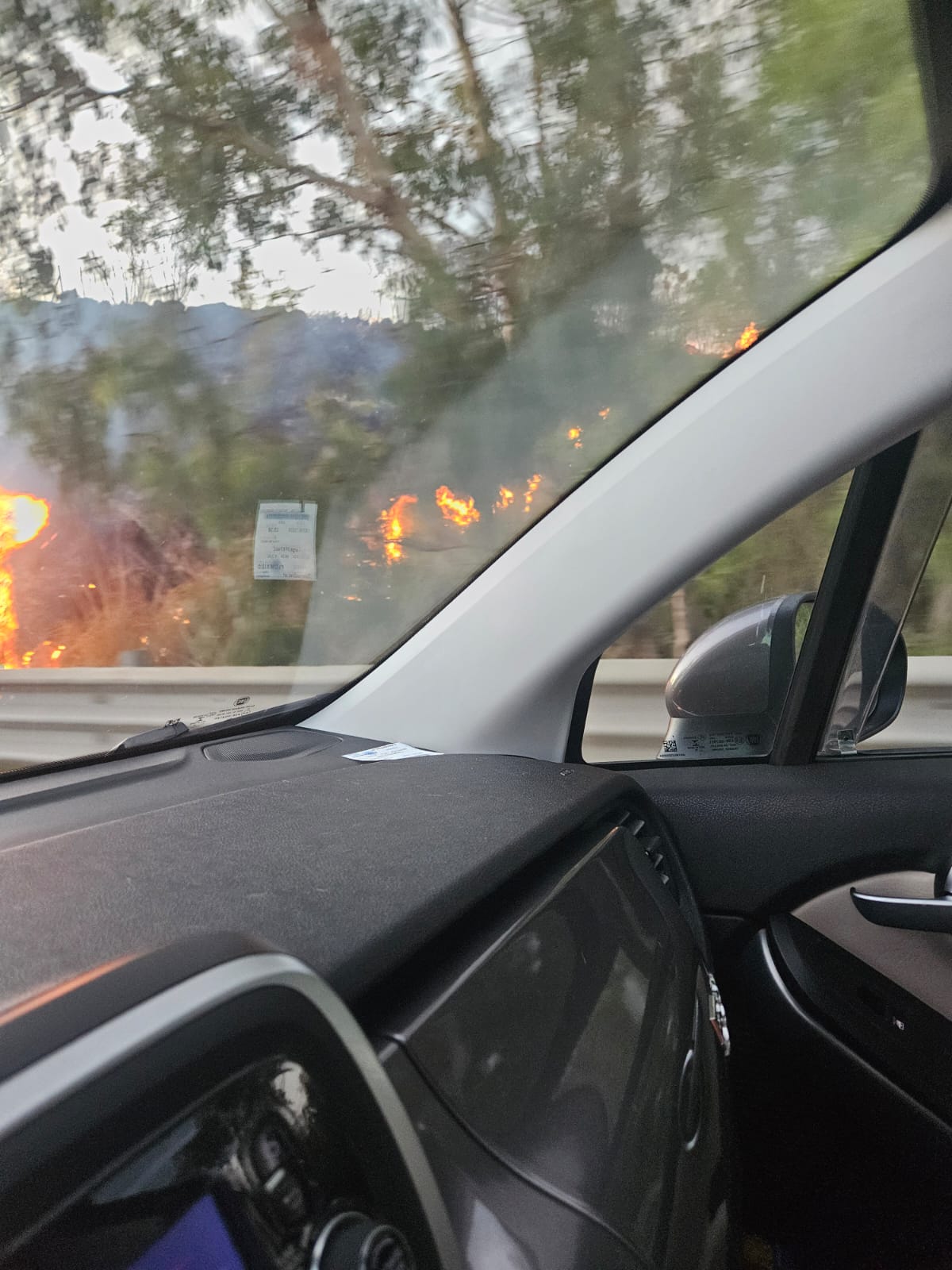 Paura sulla SS 514, incendio a bordo strada in direzione Ragusa