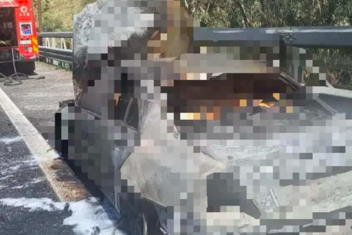 Messina, auto in fiamme in tangenziale: intervento dei Vigili del Fuoco