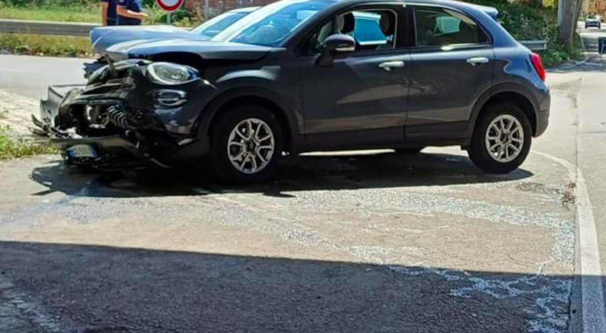 Incidente tra due auto a Milazzo, ragazzi trasportati al pronto soccorso