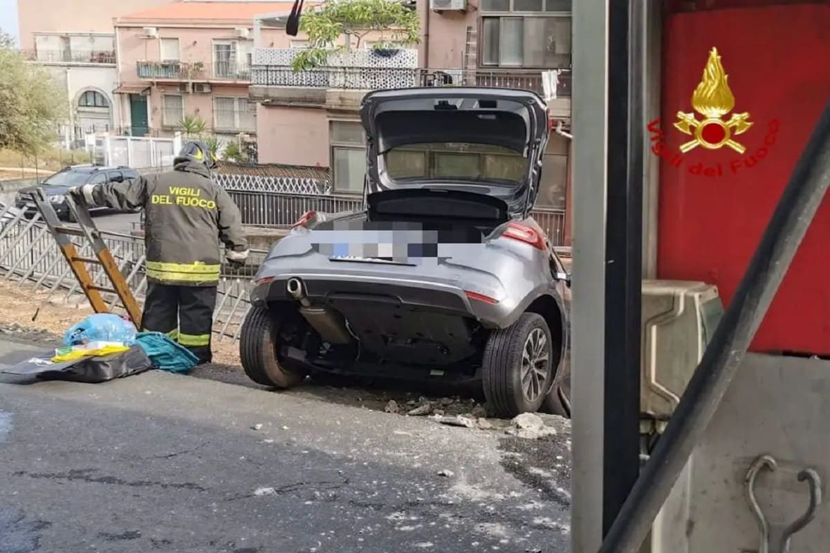 Paura sulla SS114 ad Aci Castello, auto in bilico sul ciglio della strada: salvata donna