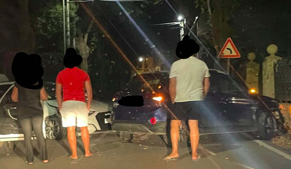 Milazzo, si schianta contro un’auto parcheggiata per evitare un cane