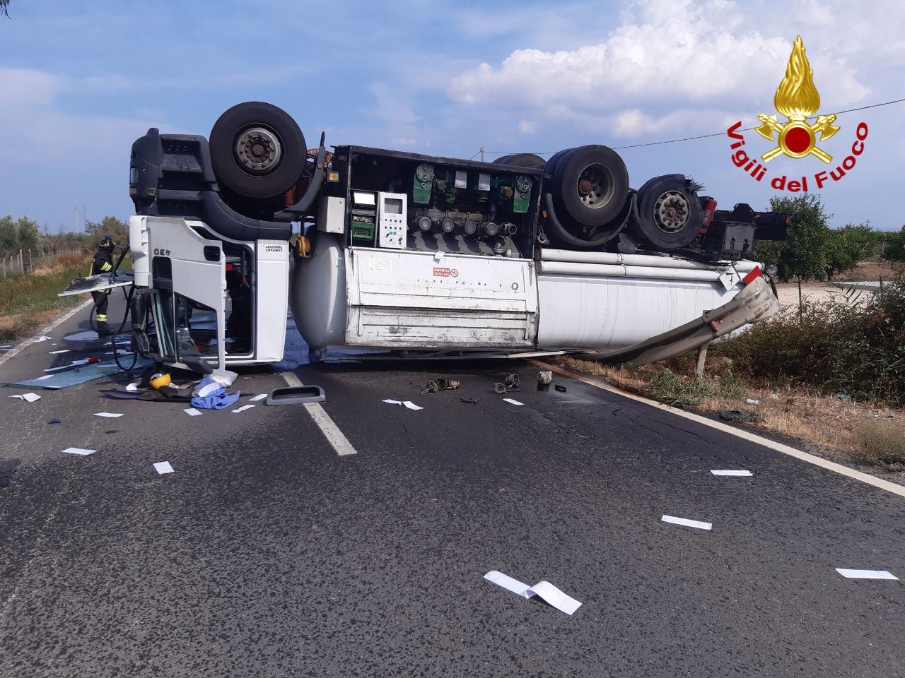 VIDEO | Paura a Belpasso: autocisterna si ribalta sulla SS 192 dopo un incidente