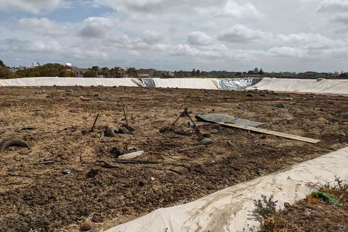 I “fanghi tossici” e i rifiuti abbandonati: è scontro sul dragaggio del porto a Mazara del Vallo