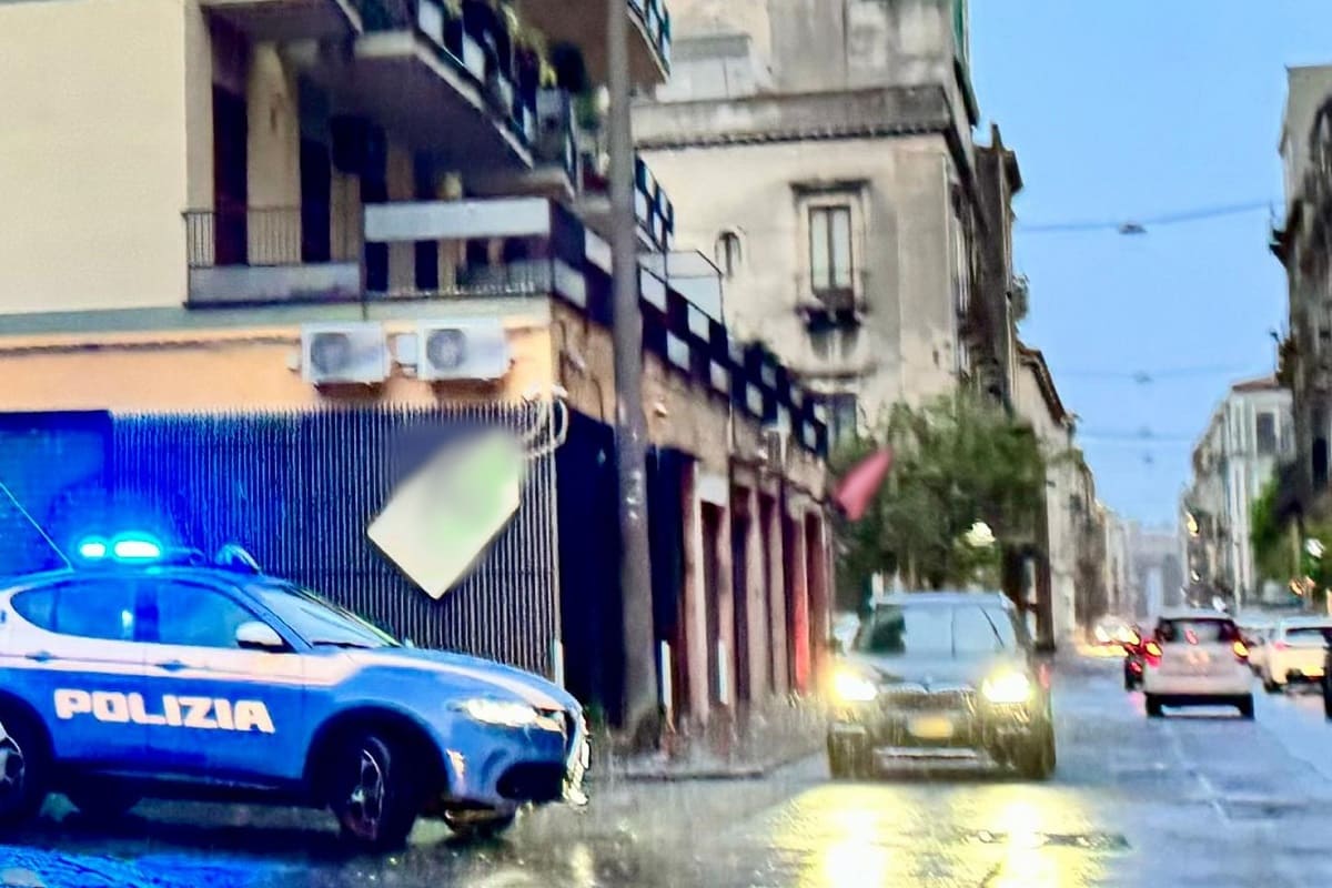 Panico in via San Giuliano a Catania, donna sfregiata e agenti feriti dopo maxi rissa