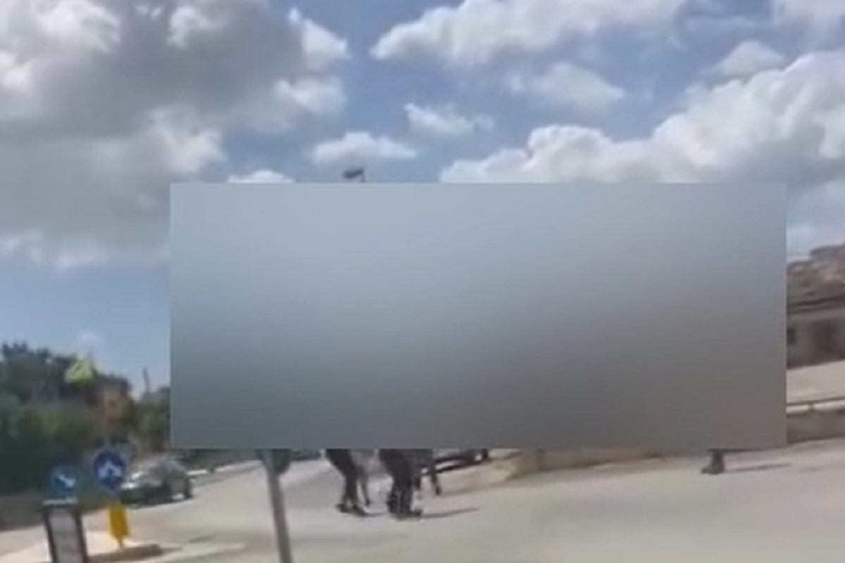 VIDEO | L’incredibile lite a colpi di motosega e scala in pieno giorno: shock a Rosolini