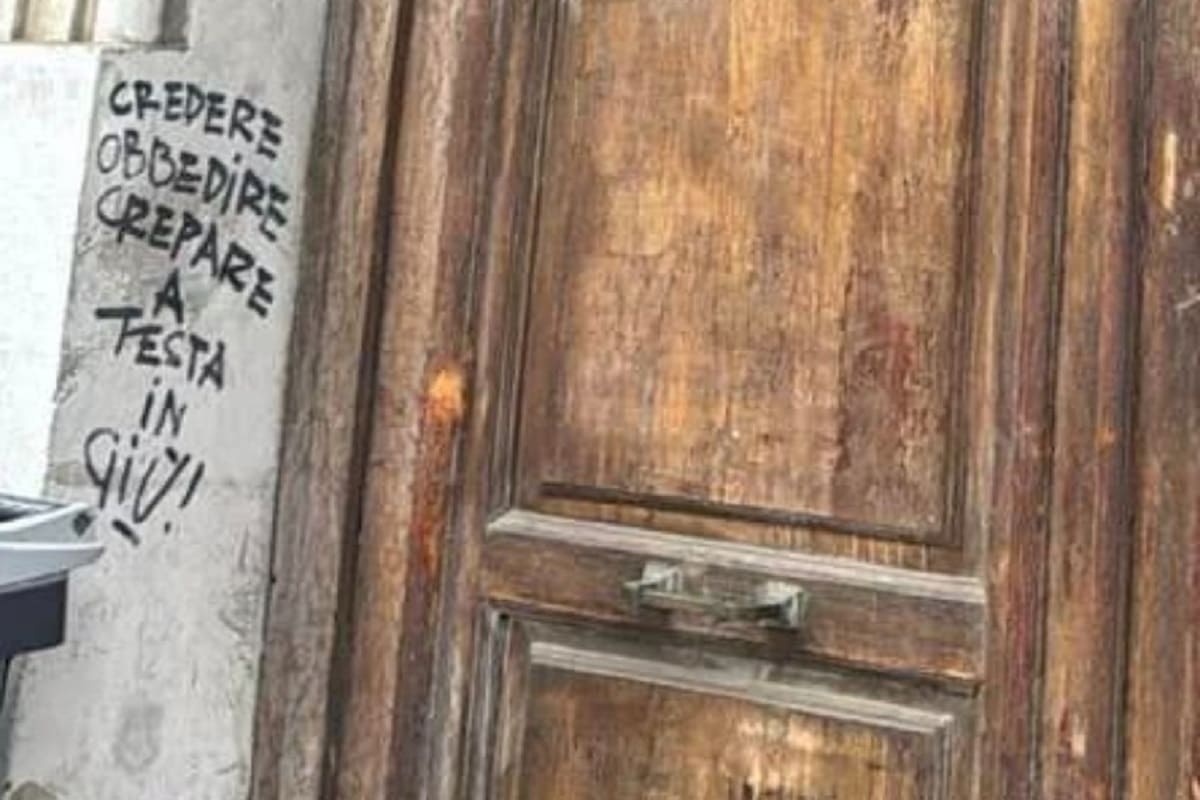 Vandali in azione nella sede del Circolo dello Stretto di Fratelli d’Italia: “Frutto di chi semina odio”