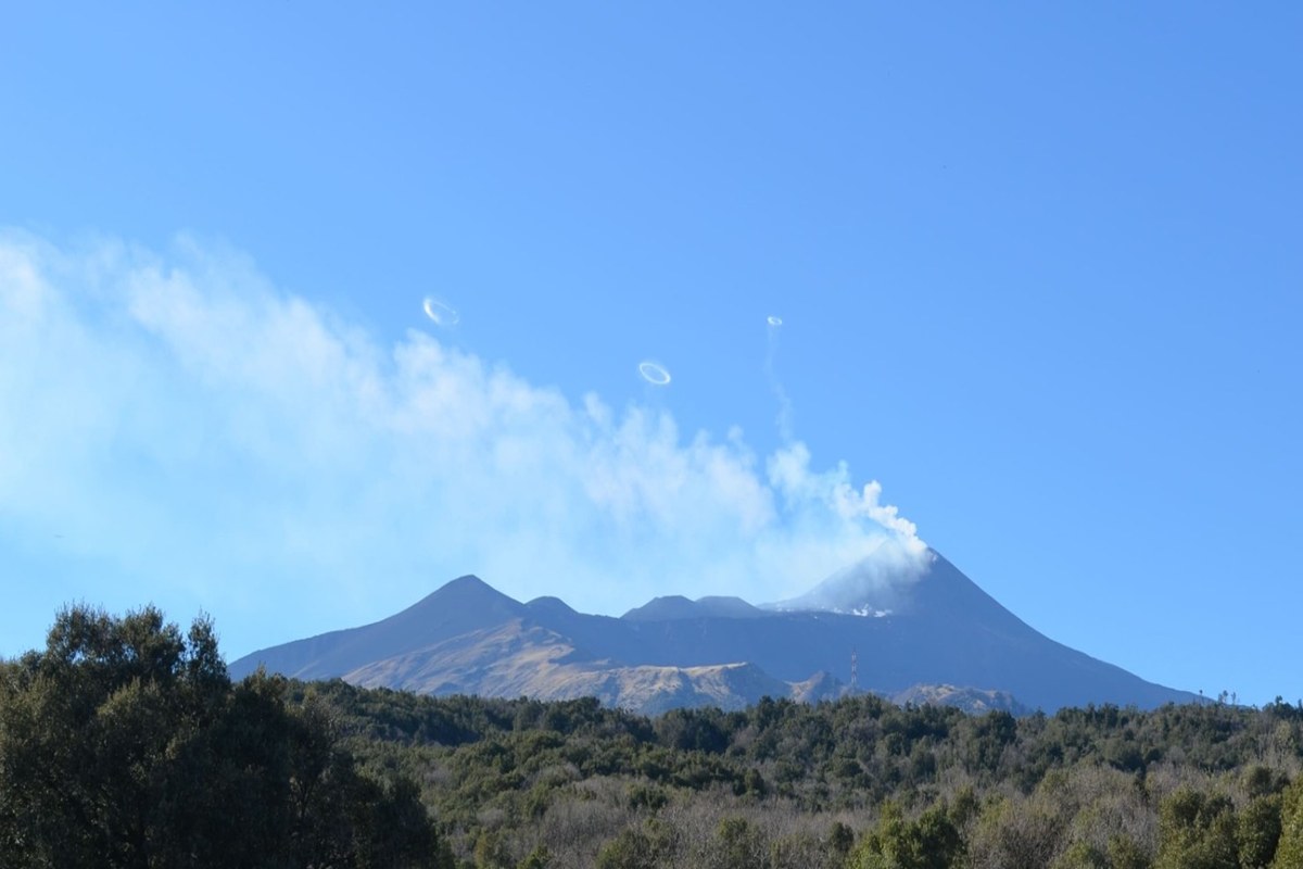 Etna, il bollettino INGV: “Costante attività esplosiva intracraterica”