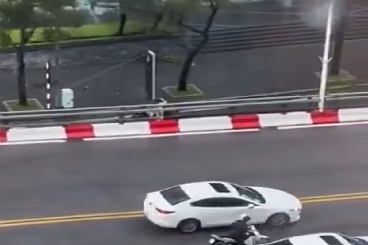 VIDEO | Il devastante tifone Yagi provoca oltre 50 morti: auto e camion fanno da “scudo” alle moto